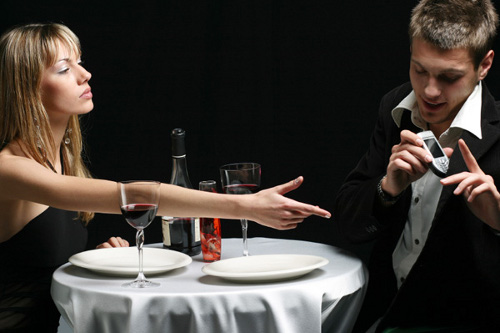 woman-asking-for-boyfriends-cellphone
