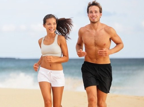 ManAndWomanRunningOnBeach-850x400